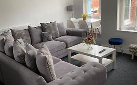 8 Bed 9 Bath Ensuite House With Hot Tub And Free Parking